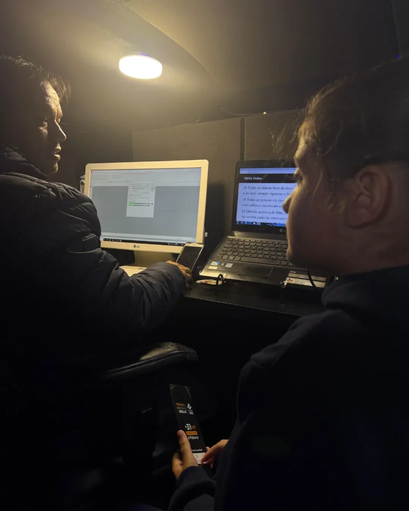 Estudantes Colégio Concórdia gravando versículo bíblico Projeto 31 Mil Vozes.