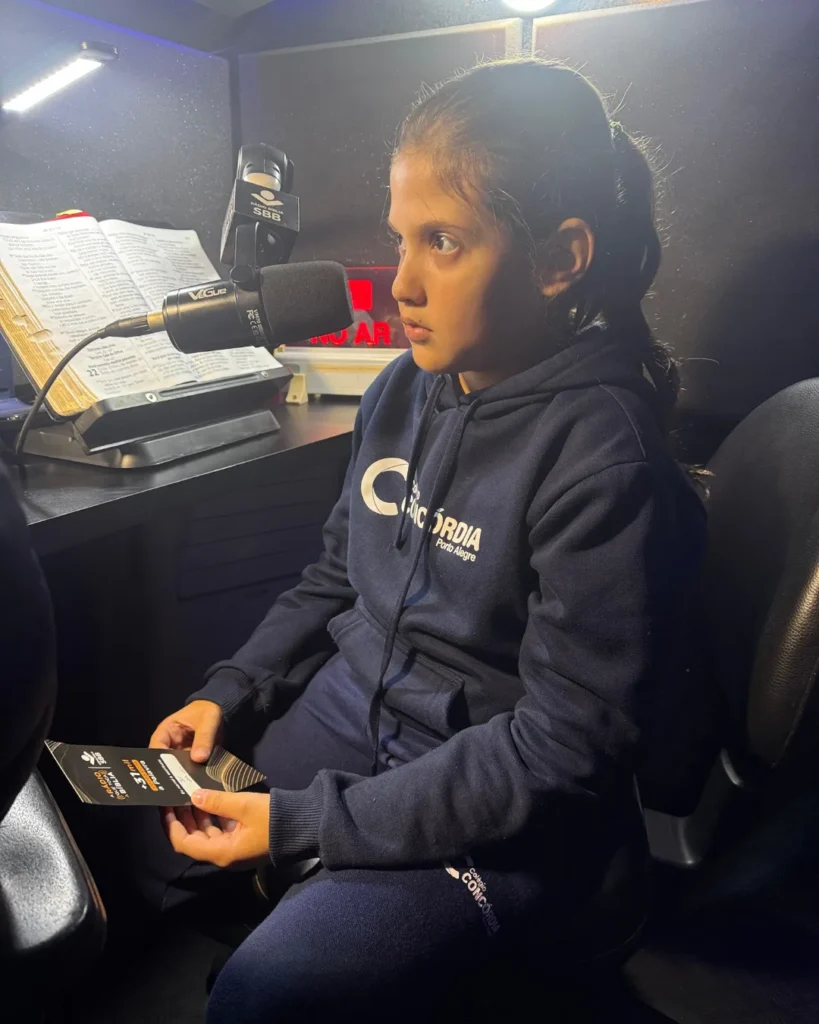 Estudantes Colégio Concórdia gravando versículo bíblico Projeto 31 Mil Vozes.
