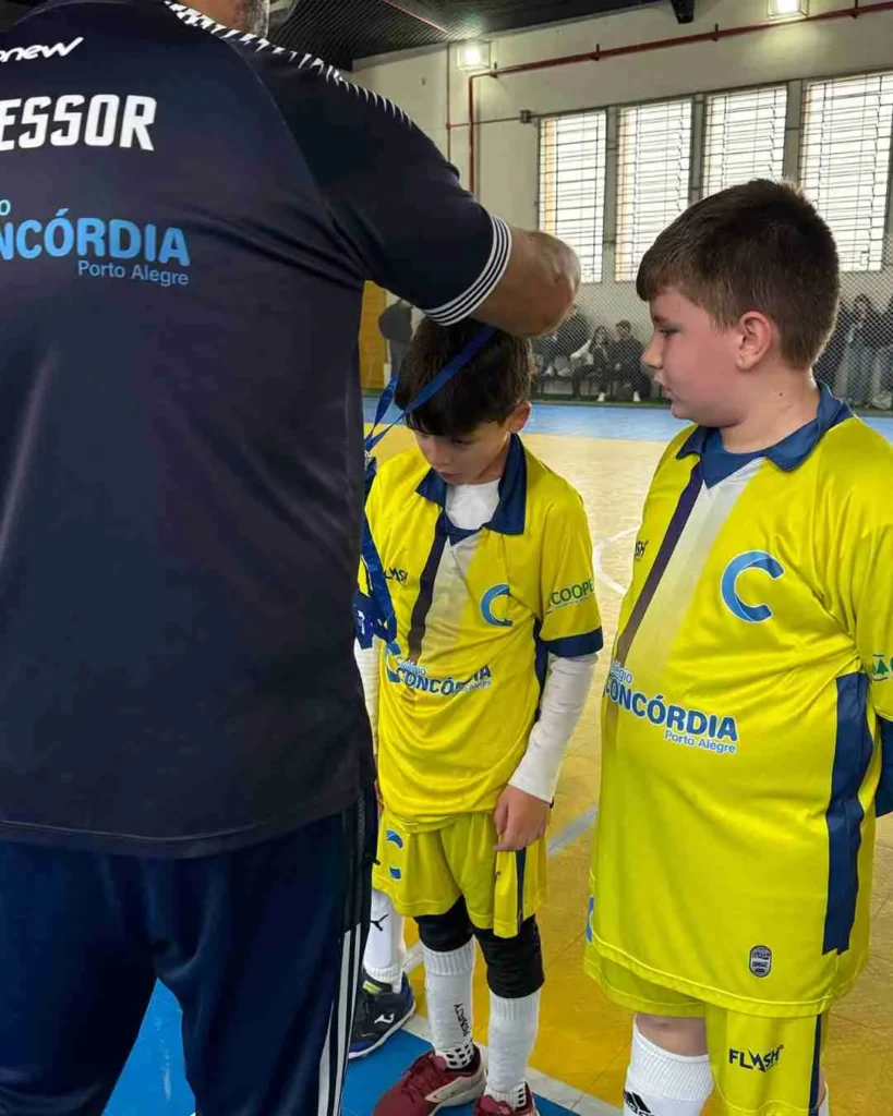 Times infantis e juvenis Colégio Concórdia voleibol futebol