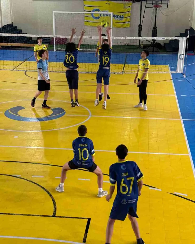 Times infantis e juvenis Colégio Concórdia voleibol futebol