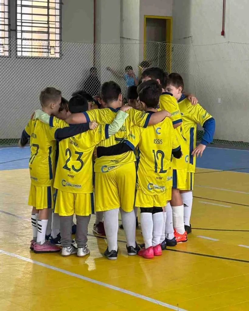 Times infantis e juvenis Colégio Concórdia voleibol futebol